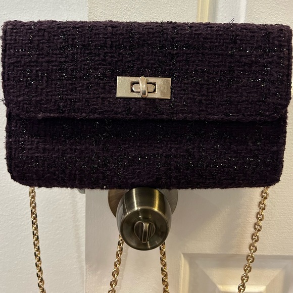 Elegant lilac crossbody wallet with chain and clasp - Picture 2 of 6